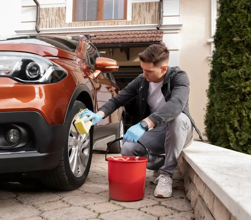 Lavage auto à domicile Aigrefeuille-d'Aunis : professionnel intervenant sur un véhicule